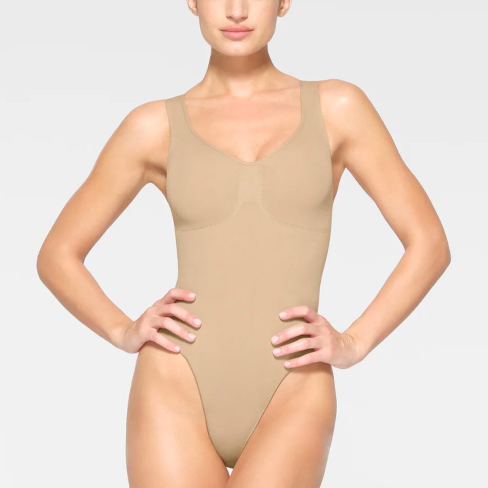 SKIMS Seamless Sculpt Scoop Neck Thong Bodysuit in Clay (Size S)